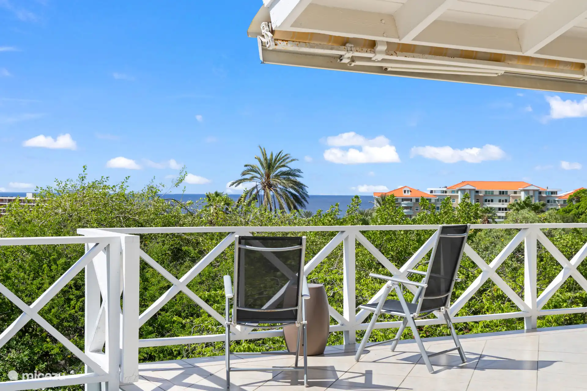 This spacious tropical villa is located a few minutes walk from the beautiful Pirate Bay beach.