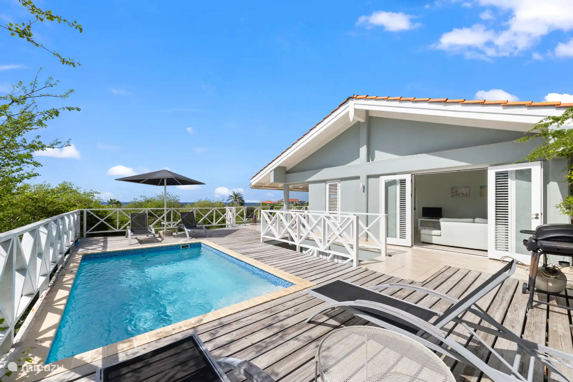 The 7x3 m swimming pool has a spacious pool deck with various seating areas, 4 sunbeds and a lounge area. 