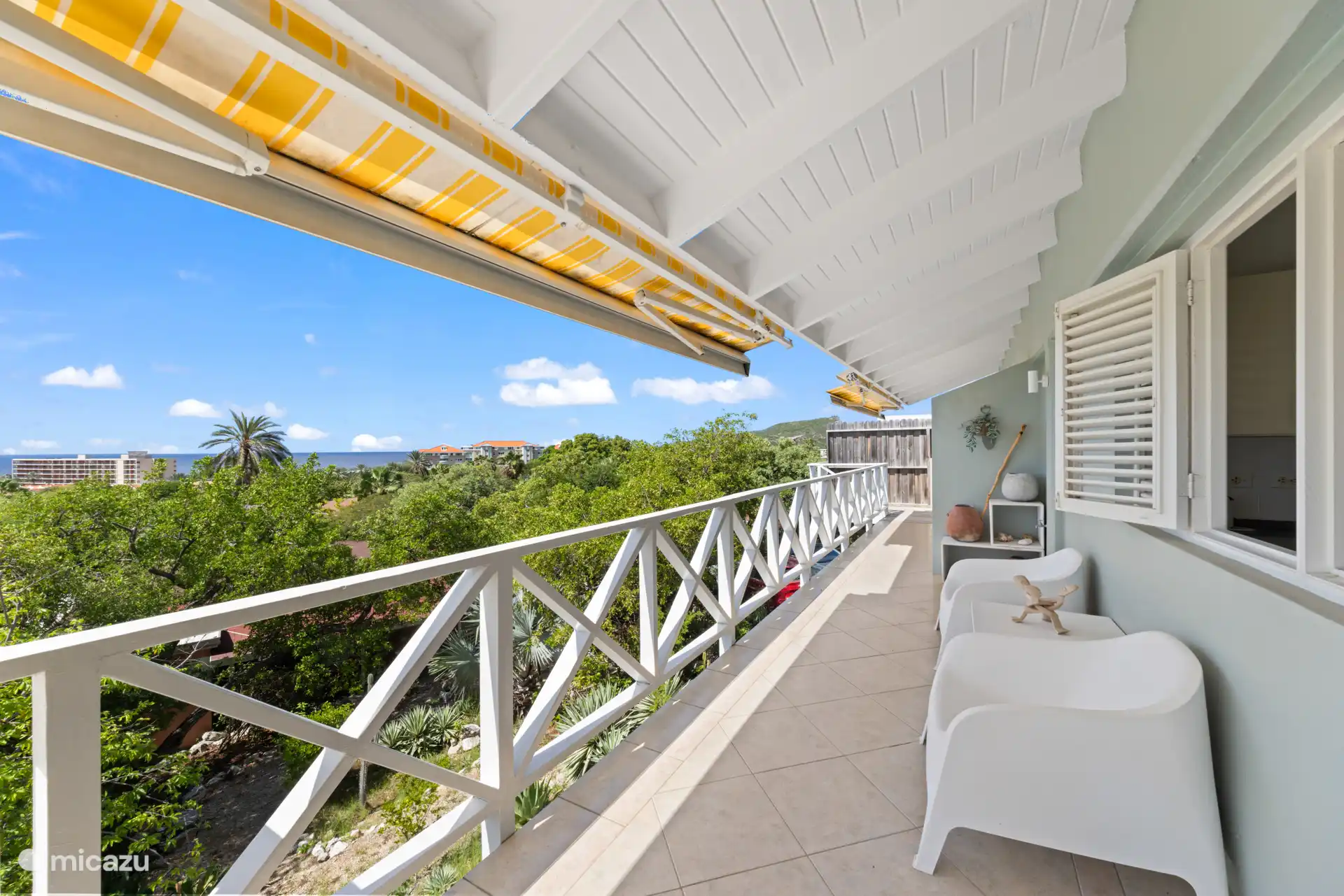 Ideally located a short distance from well-known hotels, so many good restaurants and bars nearby.