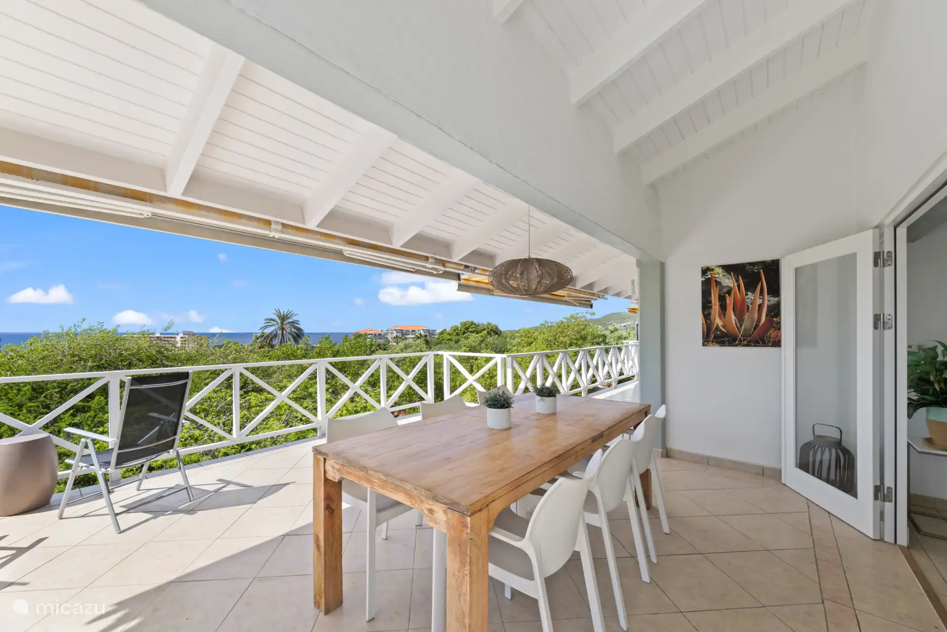 The outdoor dining area on the covered terrace offers space for 6 people and of course the BBQ is included.