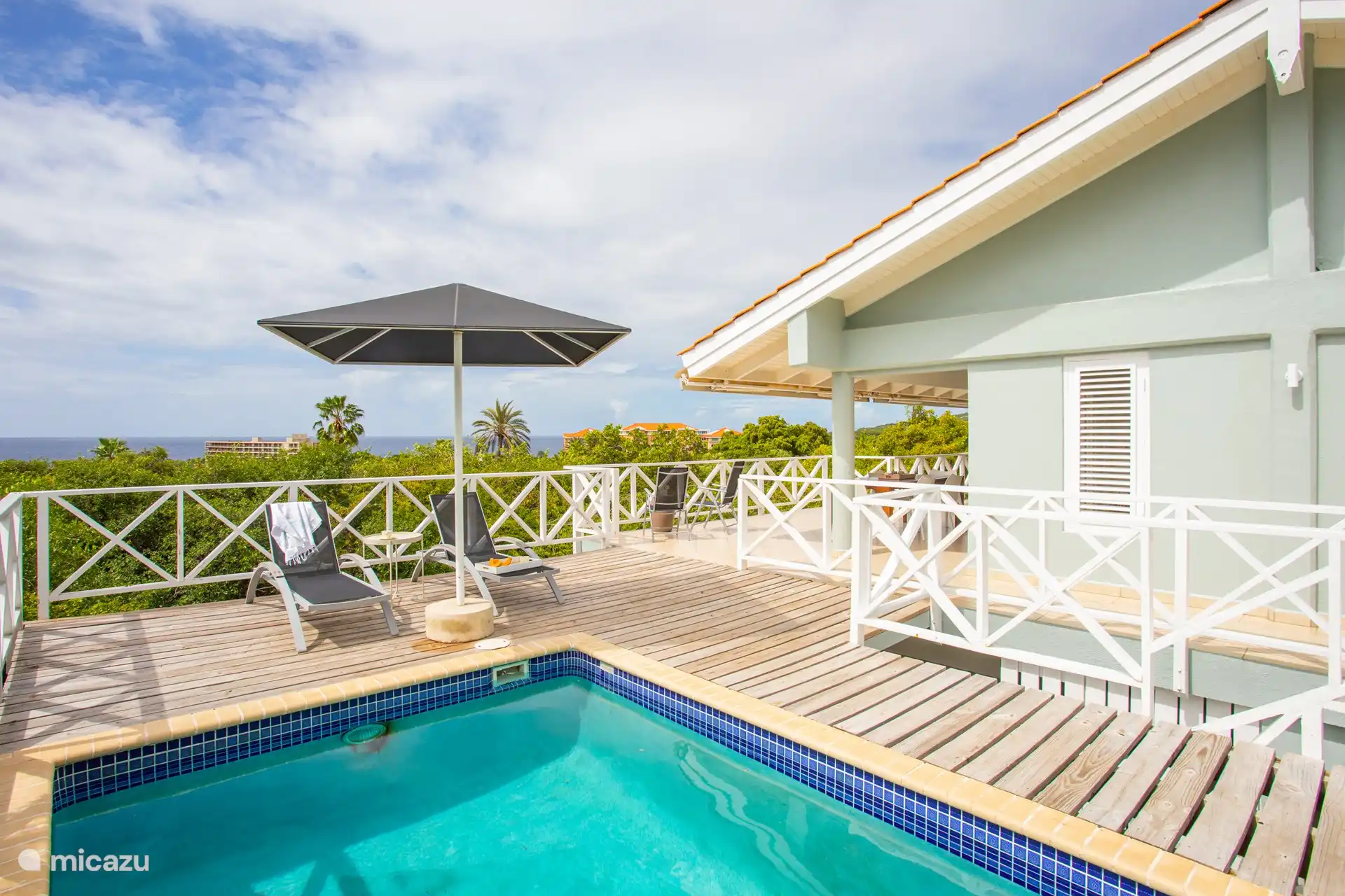 Privater Pool mit mehreren Sitzbereichen