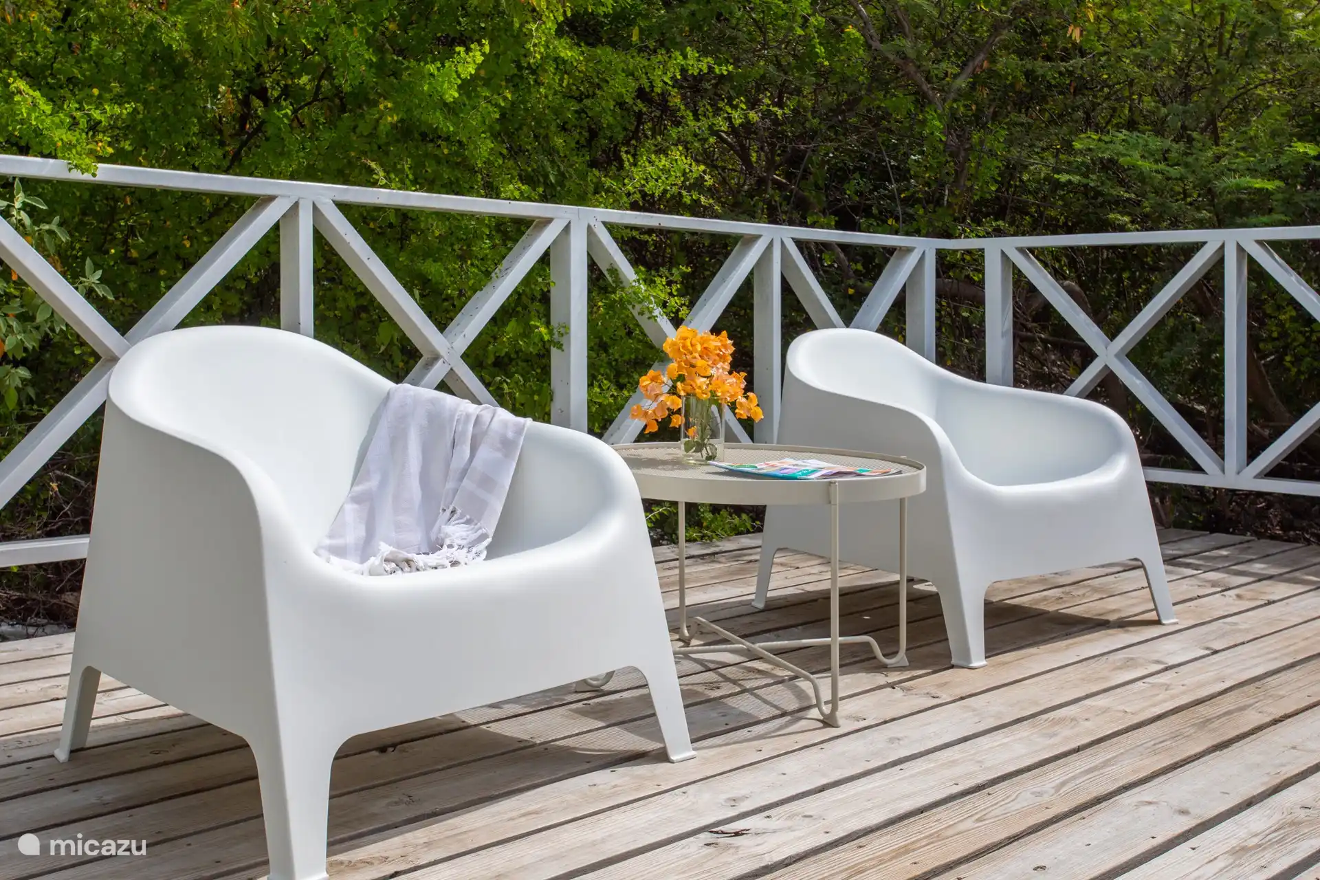 Privater Pool mit mehreren Sitzbereichen