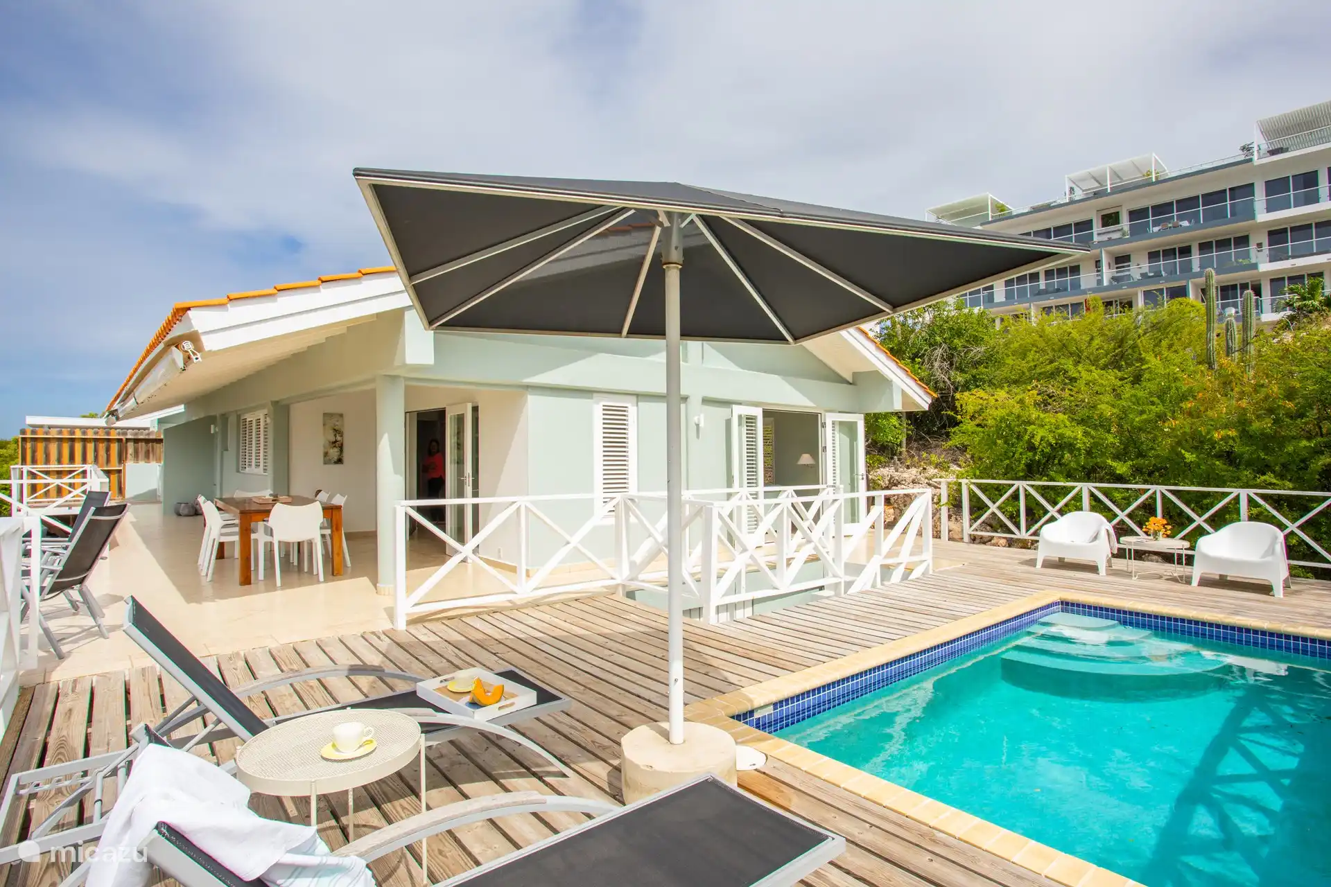 Privater Pool mit mehreren Sitzbereichen