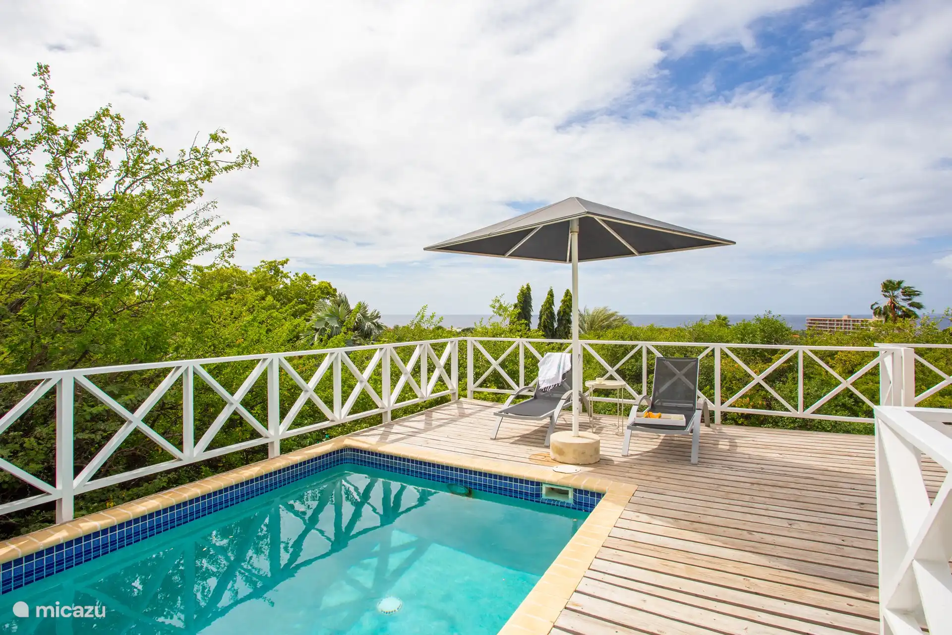 Privater Pool mit mehreren Sitzbereichen