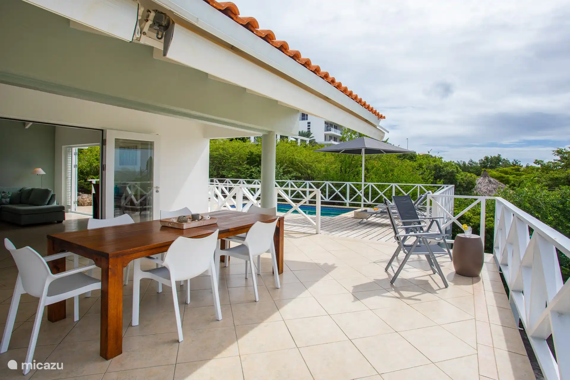 Schattige Veranda mit großem Esstisch für 6 Gäste