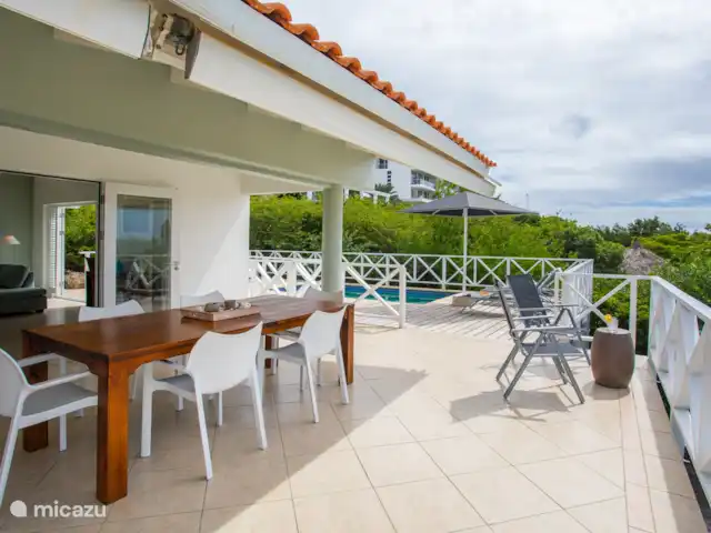 Villa Piscadera Bay Resort | Curaçao, Curaçao-Centre, Piscadera - villa Porche ombragé avec table à manger spacieuse pour 6 personnes