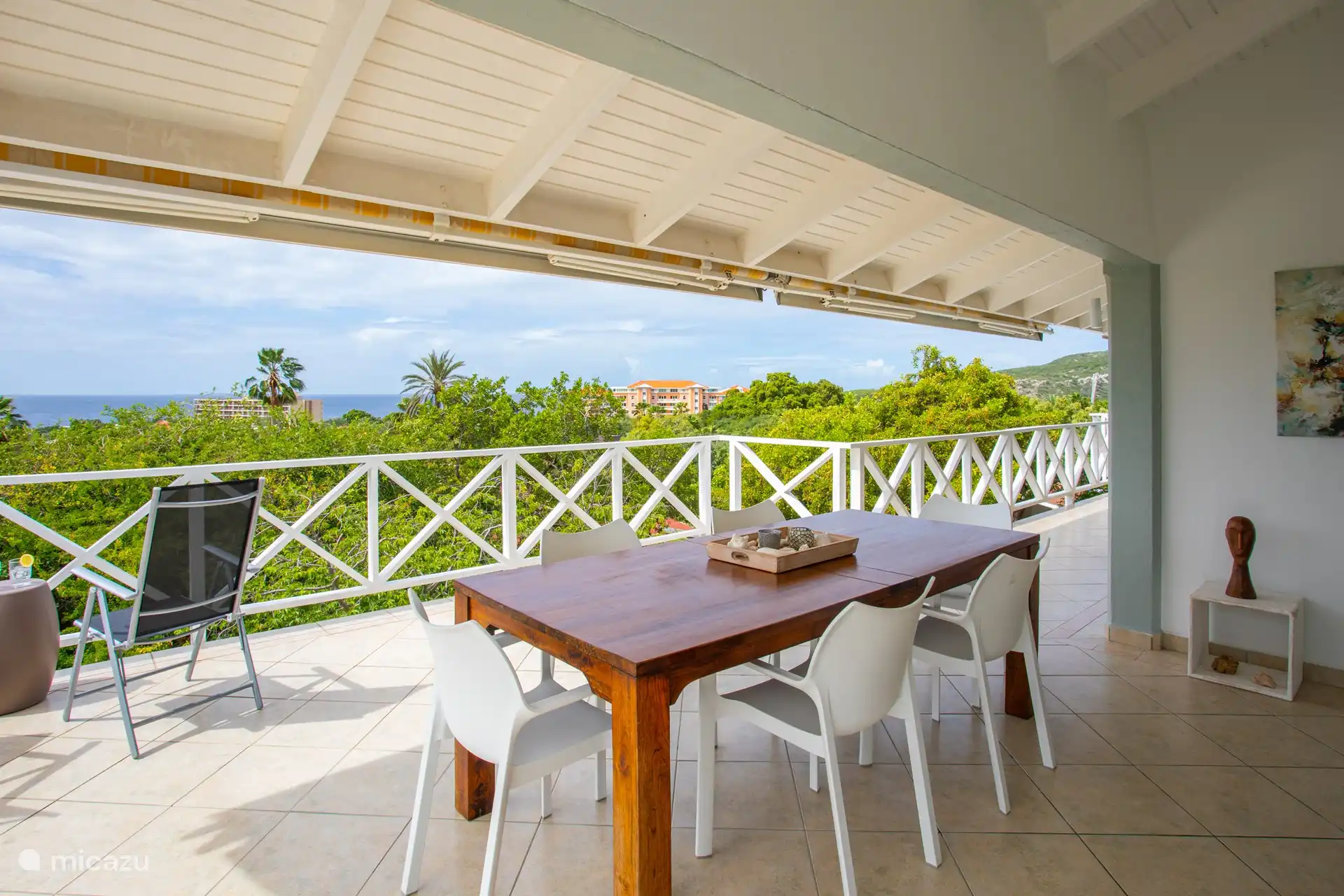 Schattige Veranda mit großem Esstisch für 6 Gäste