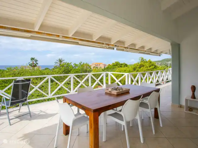Villa Piscadera Bay Resort | Curaçao, Curaçao-Centre, Piscadera - villa Porche ombragé avec table à manger spacieuse pour 6 personnes