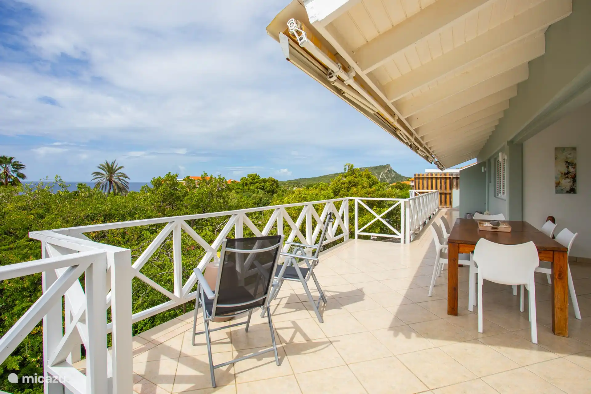 Schattige Veranda mit großem Esstisch für 6 Gäste