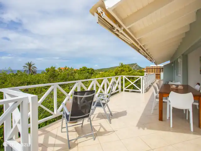 Villa Piscadera Bay Resort | Curaçao, Curaçao-Centre, Piscadera - villa Porche ombragé avec table à manger spacieuse pour 6 personnes