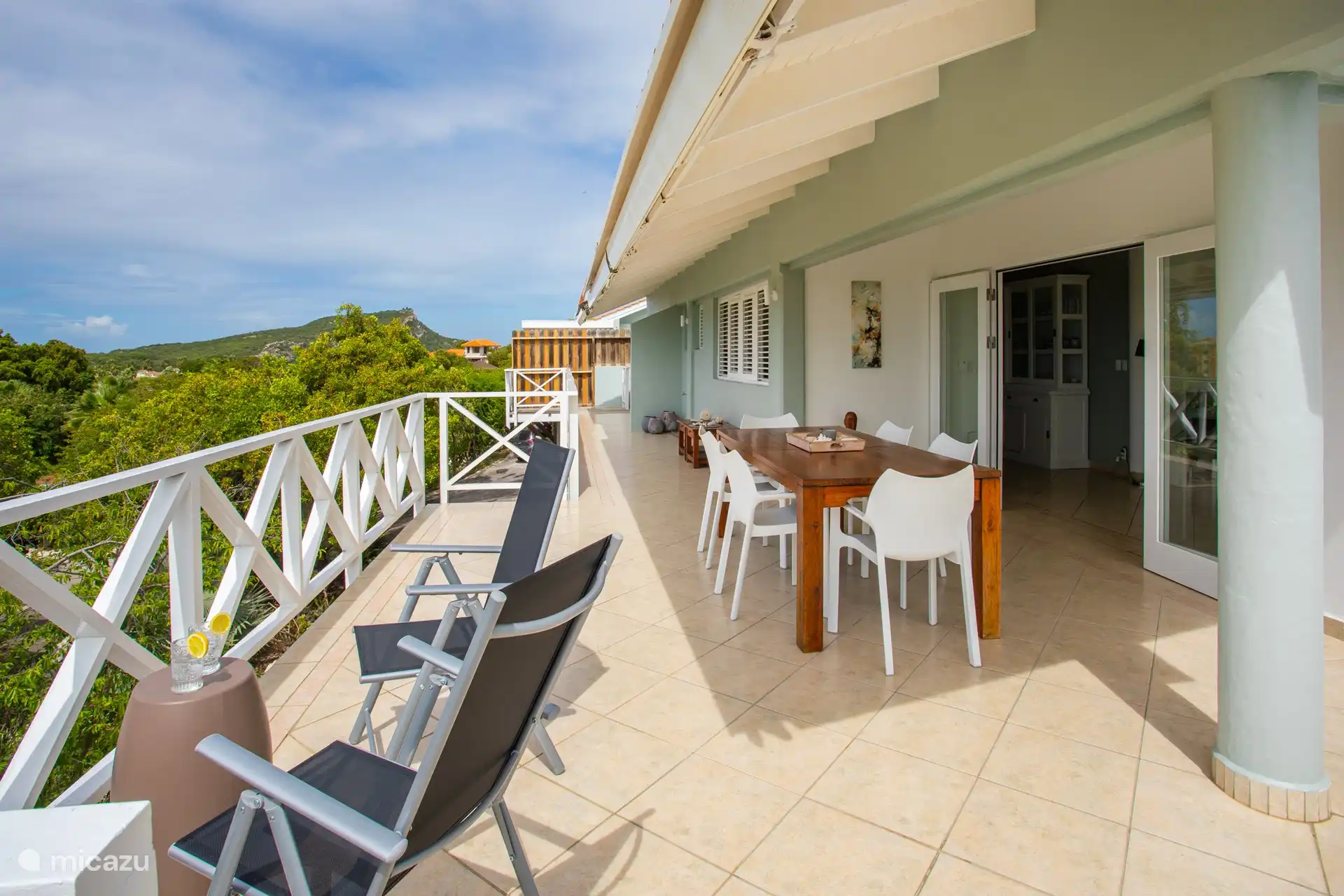 Schattige Veranda mit großem Esstisch für 6 Gäste