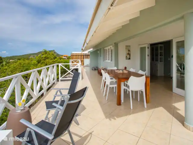 Villa Piscadera Bay Resort | Curaçao, Curaçao-Centre, Piscadera - villa Porche ombragé avec table à manger spacieuse pour 6 personnes