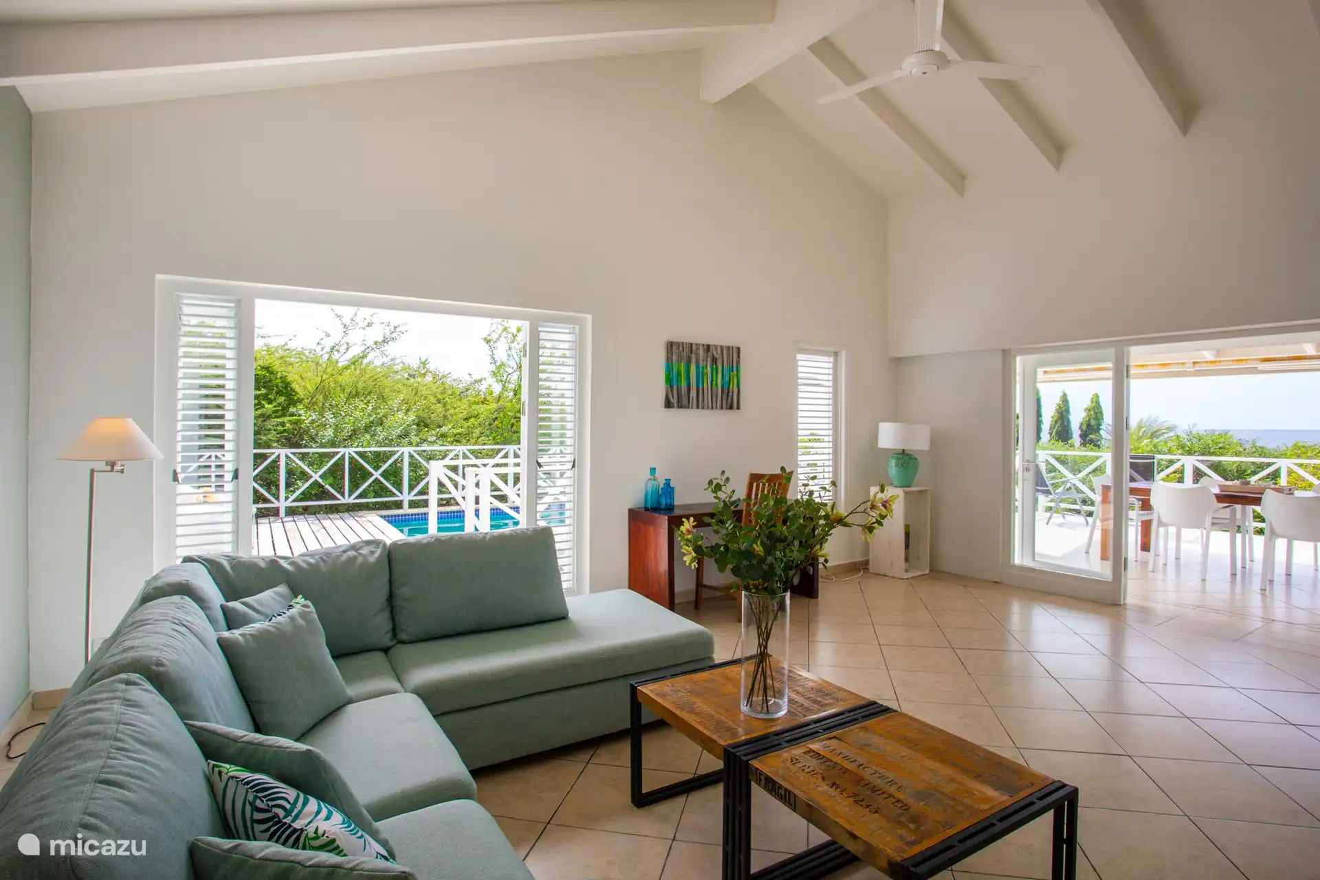 Geräumiges Wohnzimmer mit Schiebetüren auf beiden Seiten des Wohnzimmers