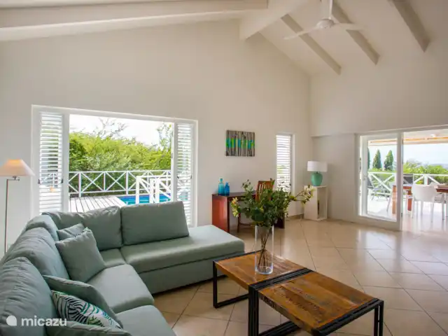Villa Piscadera Bay Resort | Curaçao, Curaçao-Centre, Piscadera - villa Salon spacieux avec portes coulissantes des deux côtés du salon