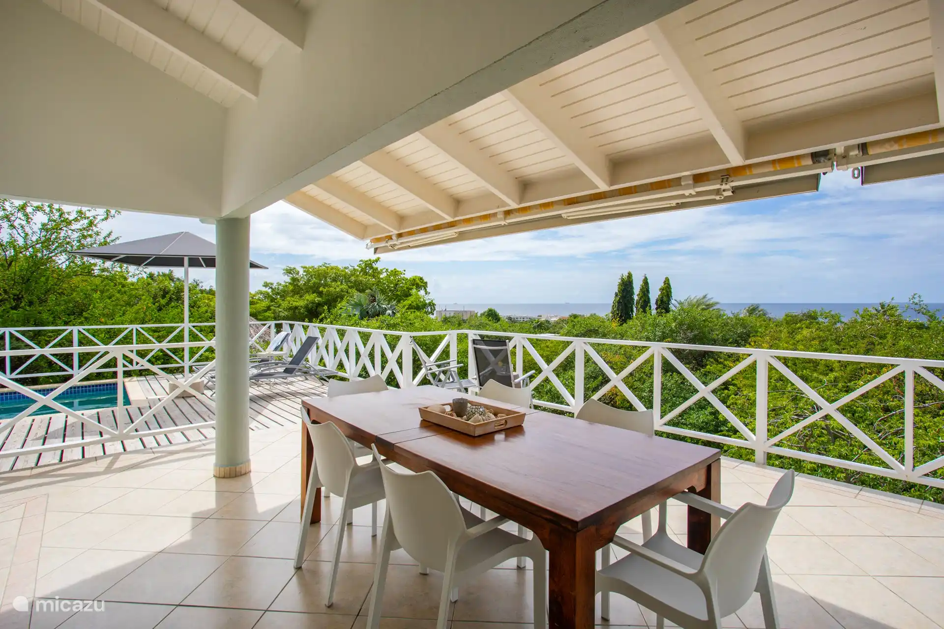 Schattige Veranda mit großem Esstisch für 6 Gäste