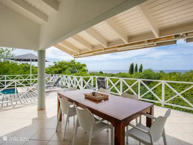 Villa Piscadera Bay Resort | Curaçao, Curaçao-Centre, Piscadera - villa Porche ombragé avec table à manger spacieuse pour 6 personnes