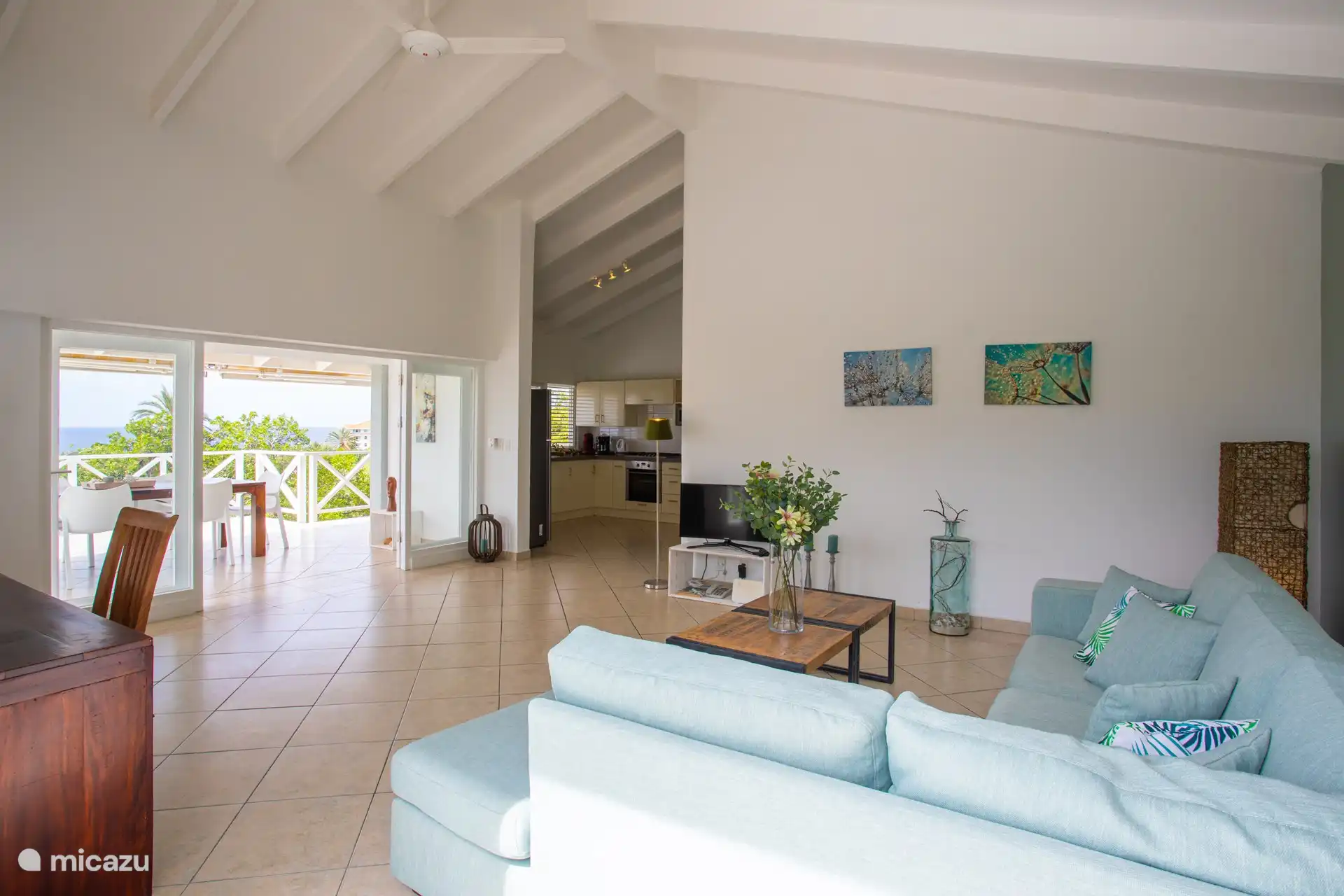 Geräumiges Wohnzimmer mit Schiebetüren auf beiden Seiten des Wohnzimmers