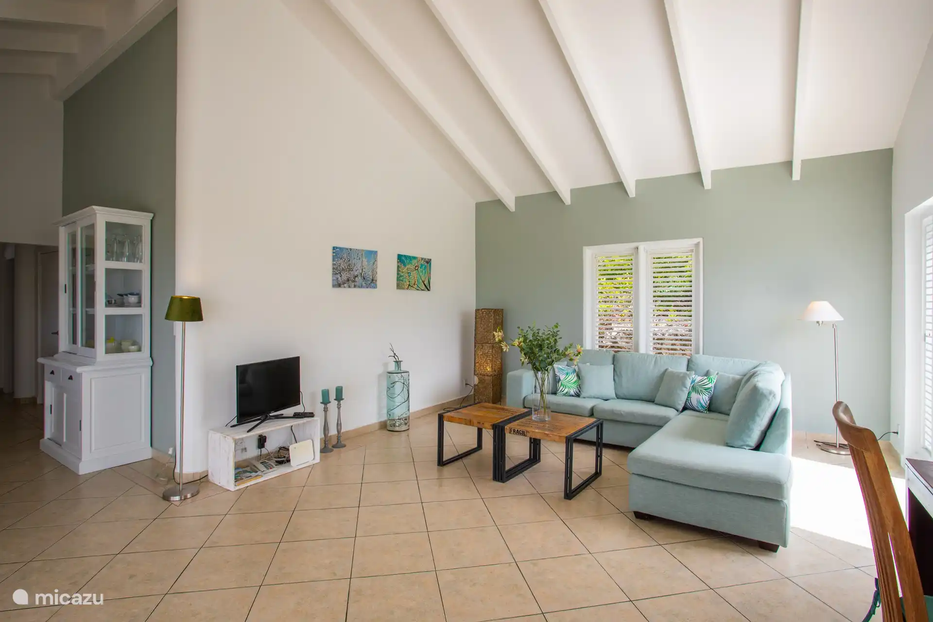 Geräumiges Wohnzimmer mit Schiebetüren auf beiden Seiten des Wohnzimmers