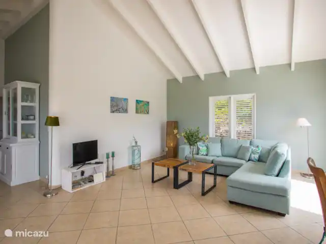 Villa Piscadera Bay Resort | Curaçao, Curaçao-Centre, Piscadera - villa Salon spacieux avec portes coulissantes des deux côtés du salon