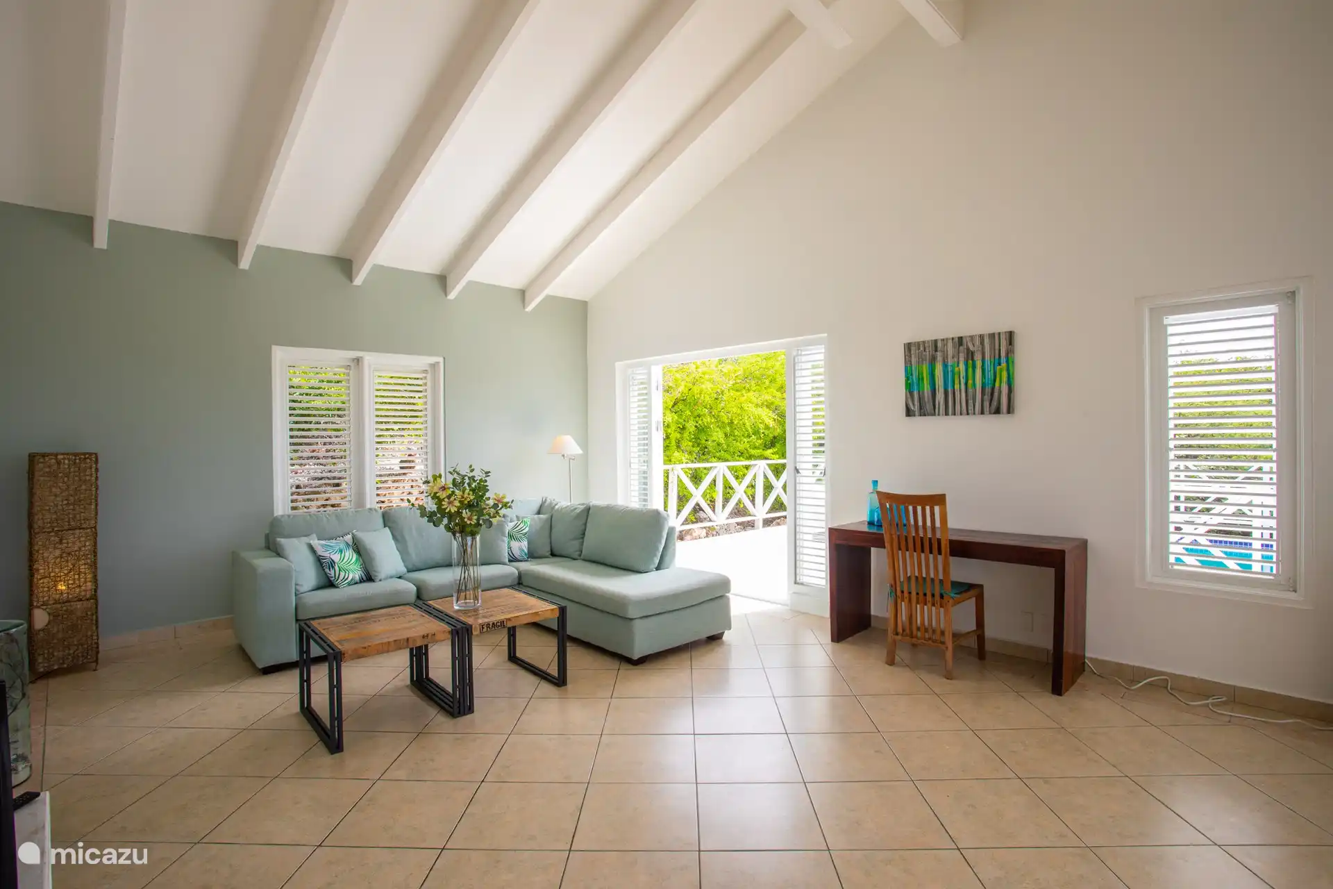 Geräumiges Wohnzimmer mit Schiebetüren auf beiden Seiten des Wohnzimmers