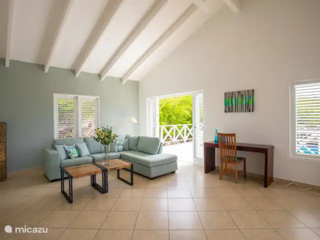 Villa Piscadera Bay Resort | Curaçao, Curaçao-Centre, Piscadera - villa Salon spacieux avec portes coulissantes des deux côtés du salon