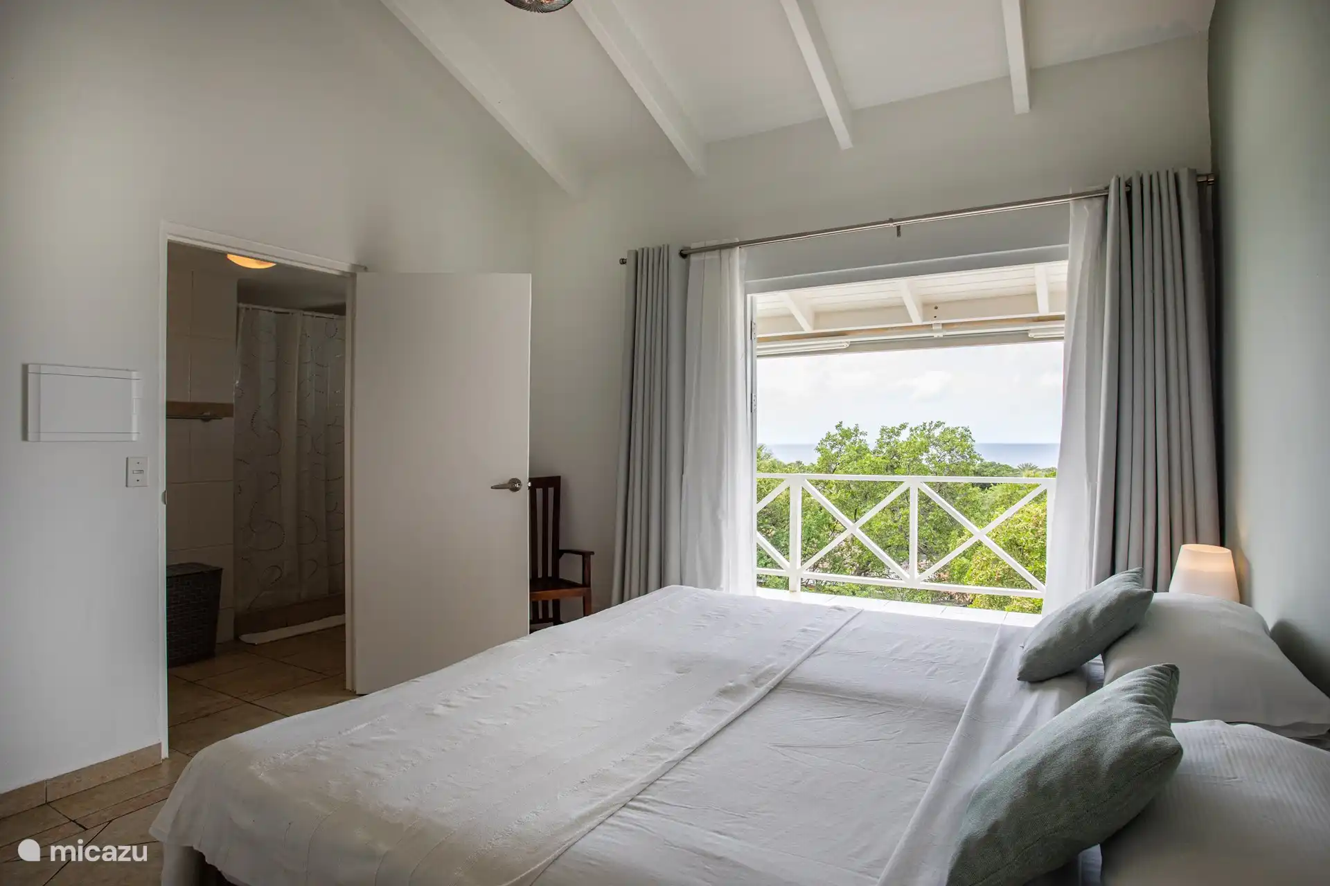 Schlafzimmer 1 mit Klimaanlage, Terrassentüren und eigenem Bad