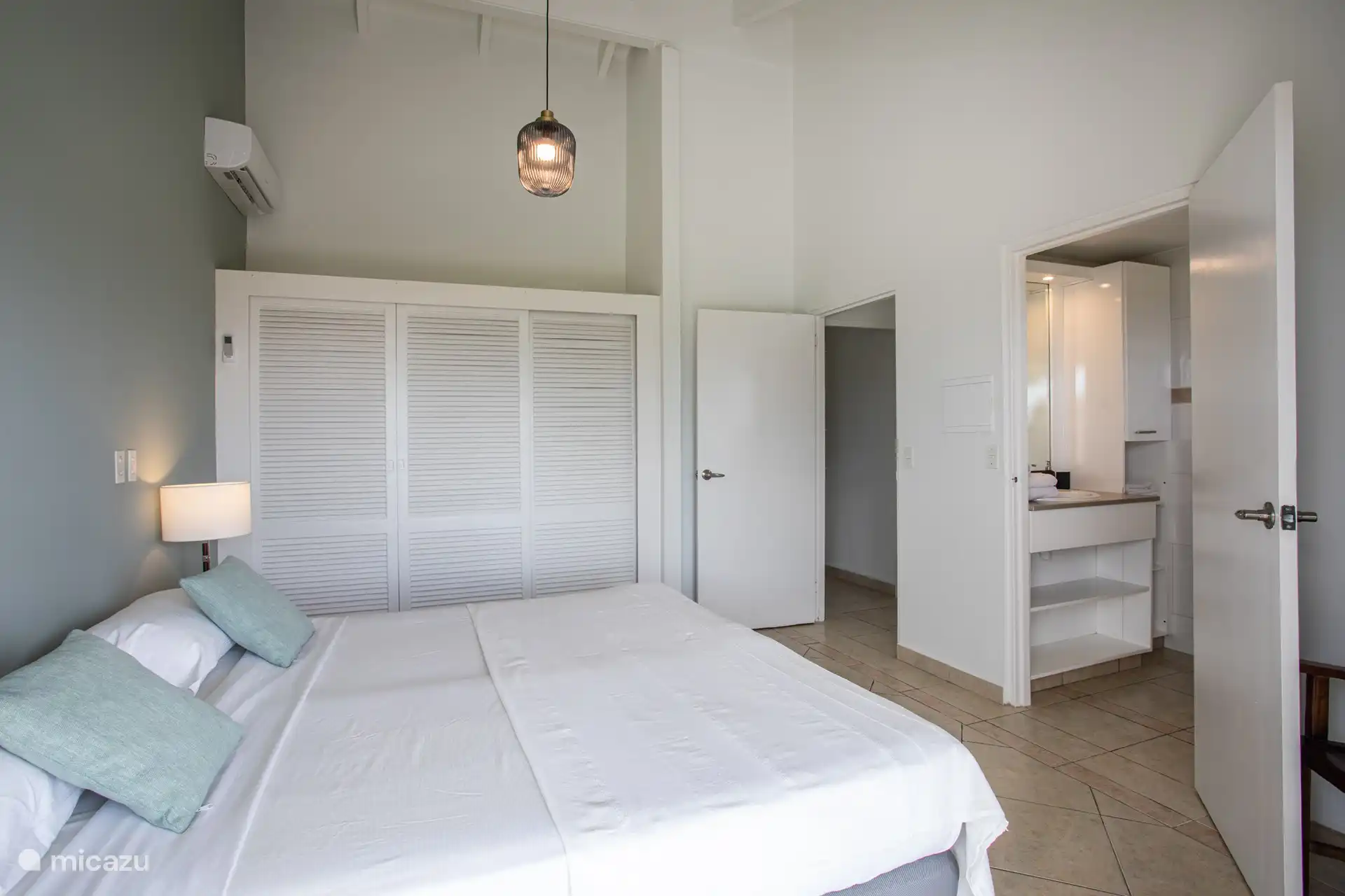 Schlafzimmer 1 mit Klimaanlage, Terrassentüren und eigenem Bad