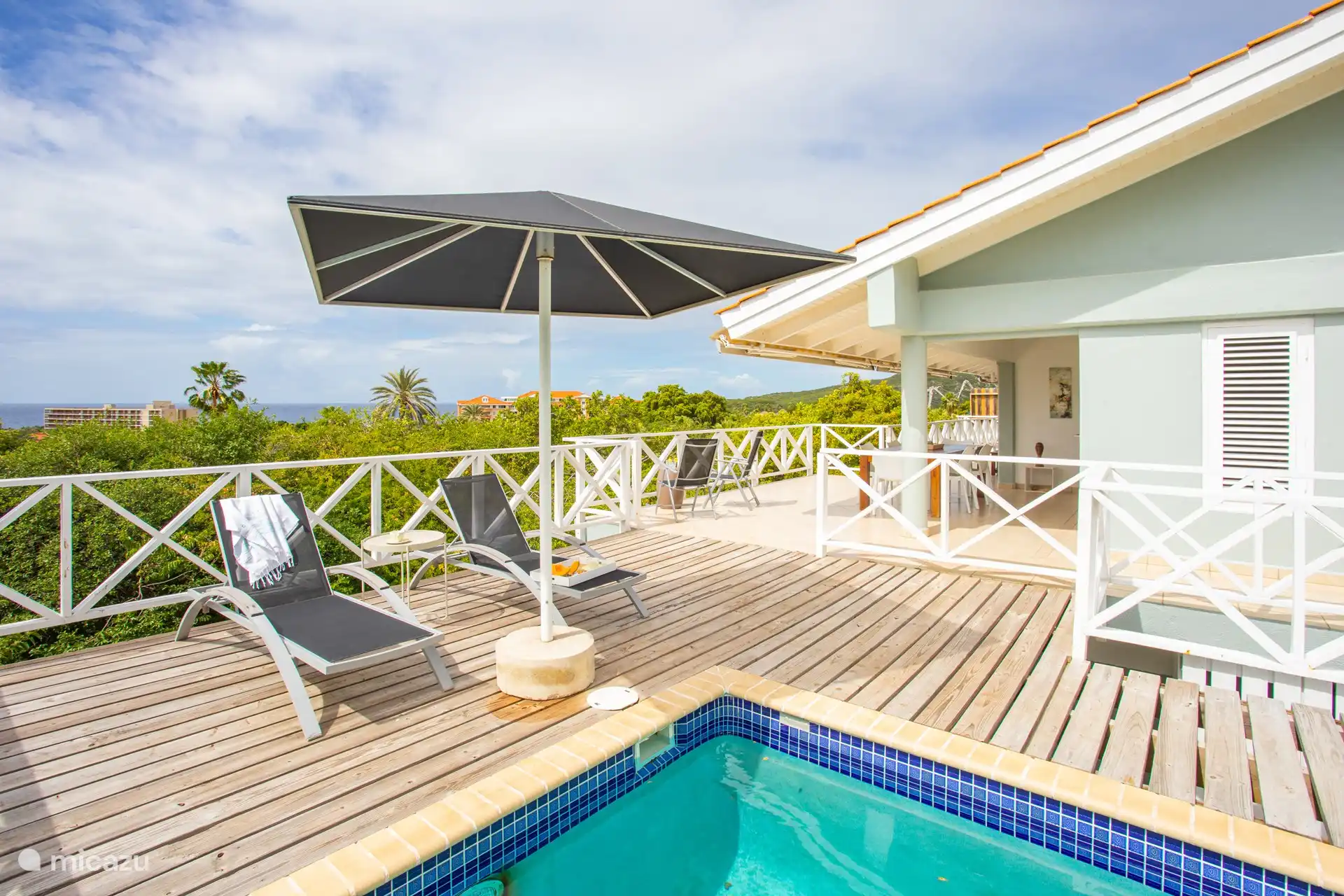 Privater Pool mit mehreren Sitzbereichen