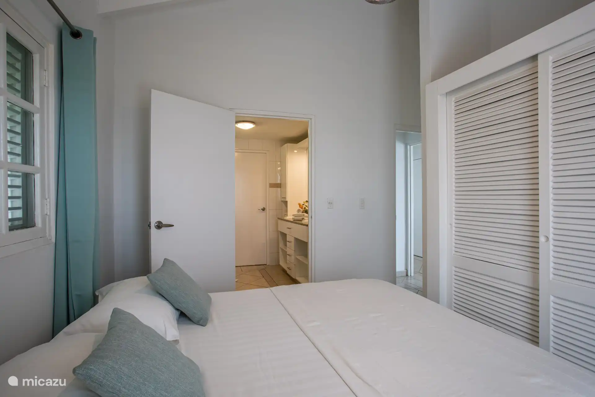 Schlafzimmer 2 mit Klimaanlage und Gemeinschaftsbad