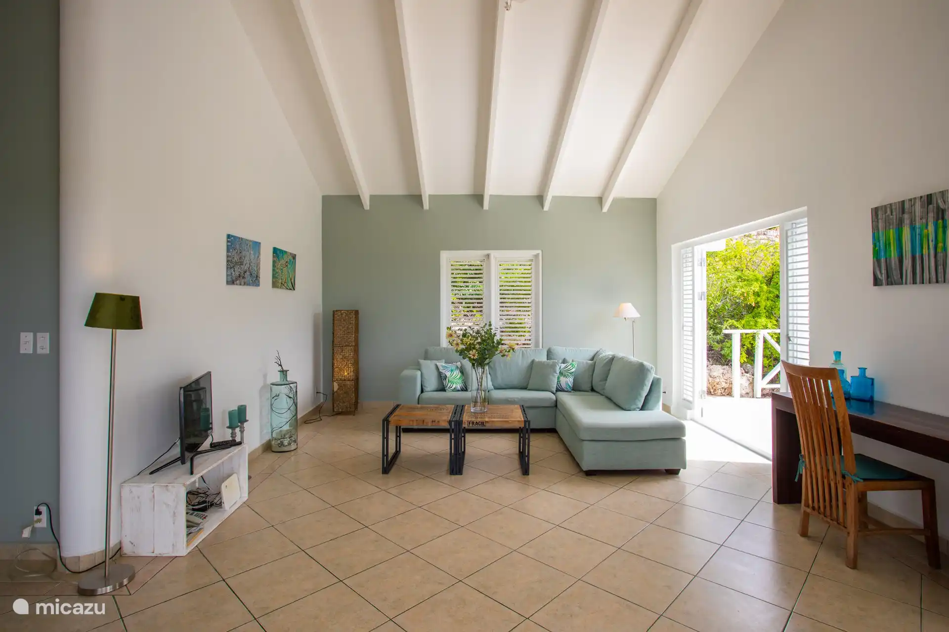 Geräumiges Wohnzimmer mit Schiebetüren auf beiden Seiten des Wohnzimmers