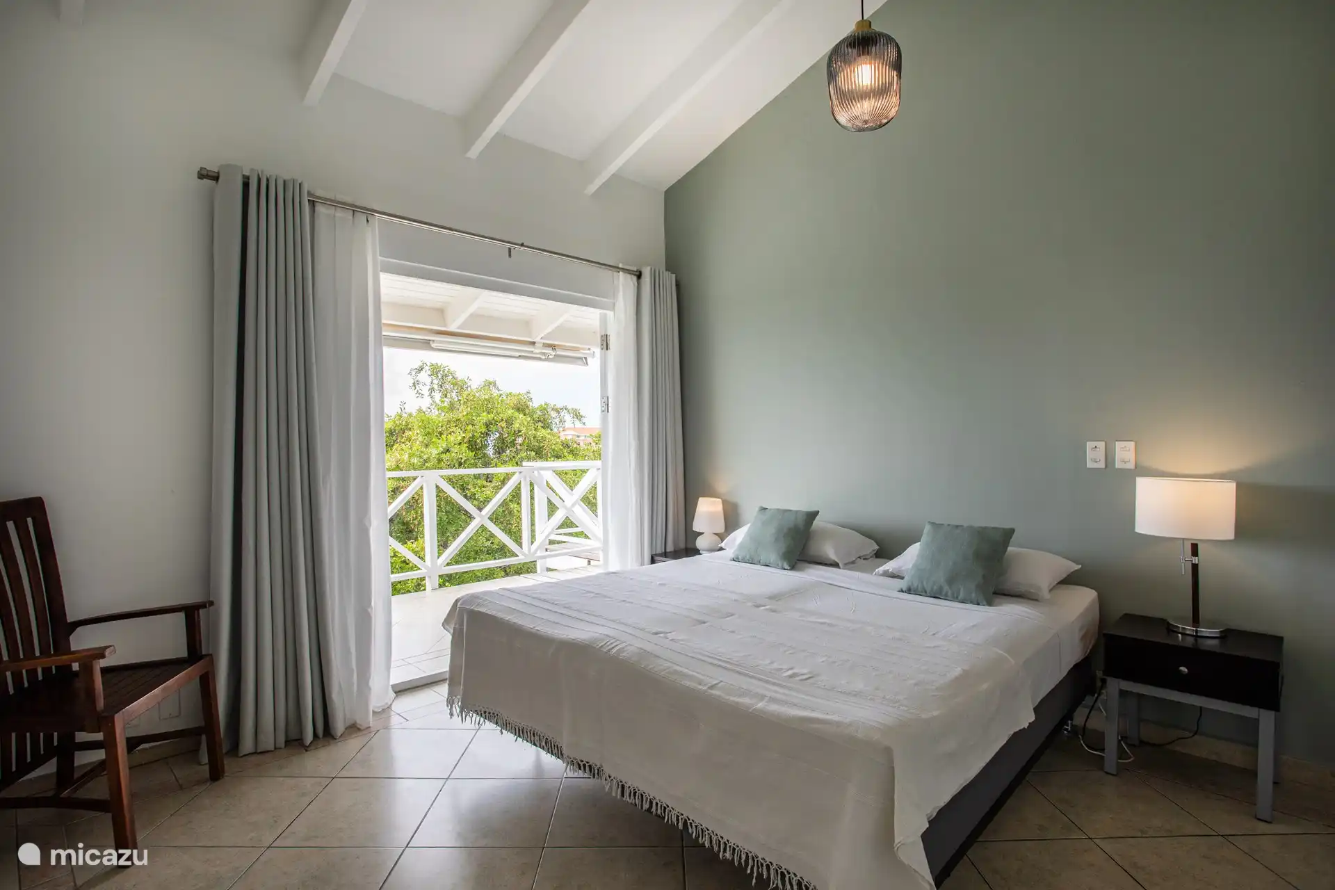 Schlafzimmer 1 mit Klimaanlage, Terrassentüren und eigenem Bad