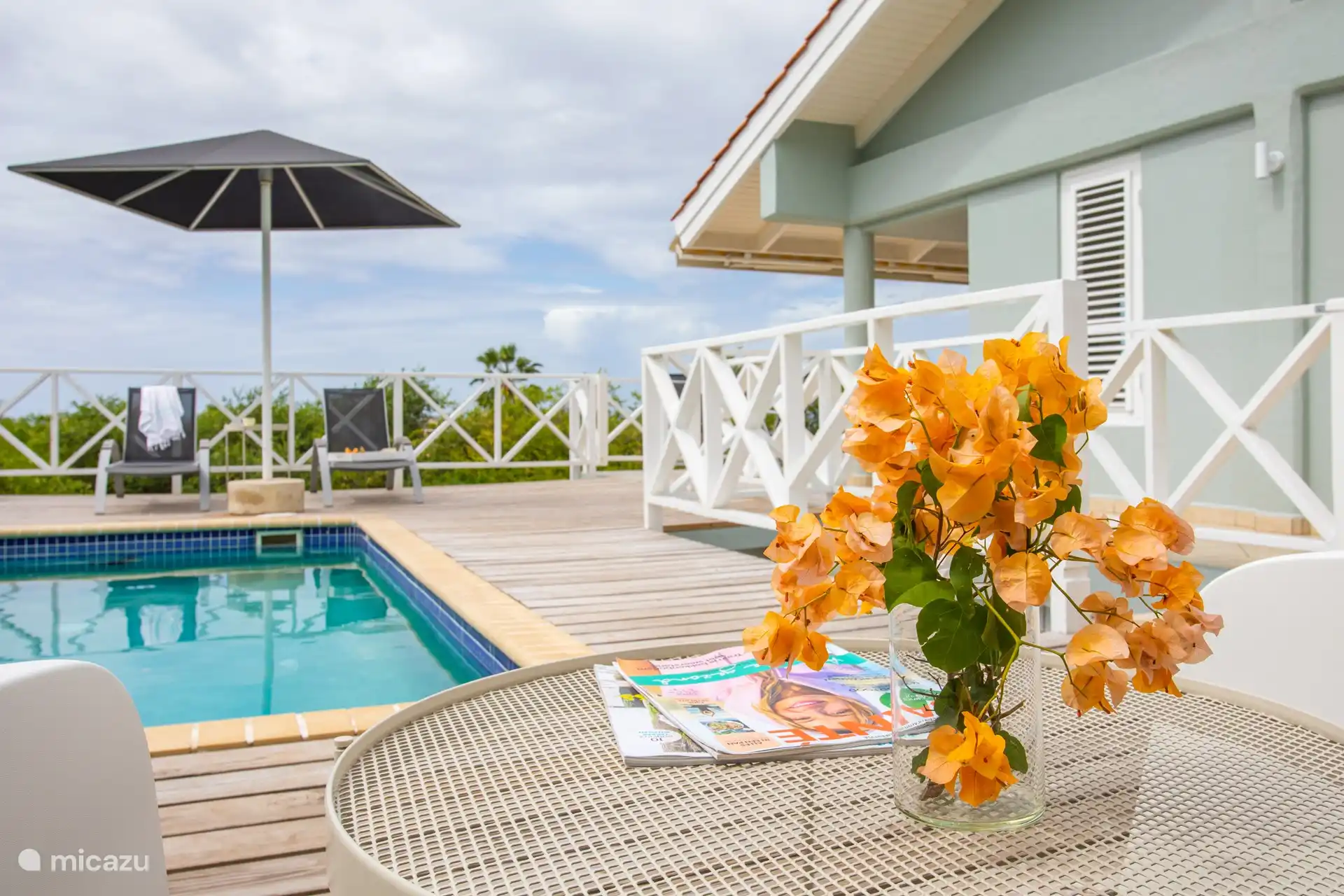 Privater Pool mit mehreren Sitzbereichen