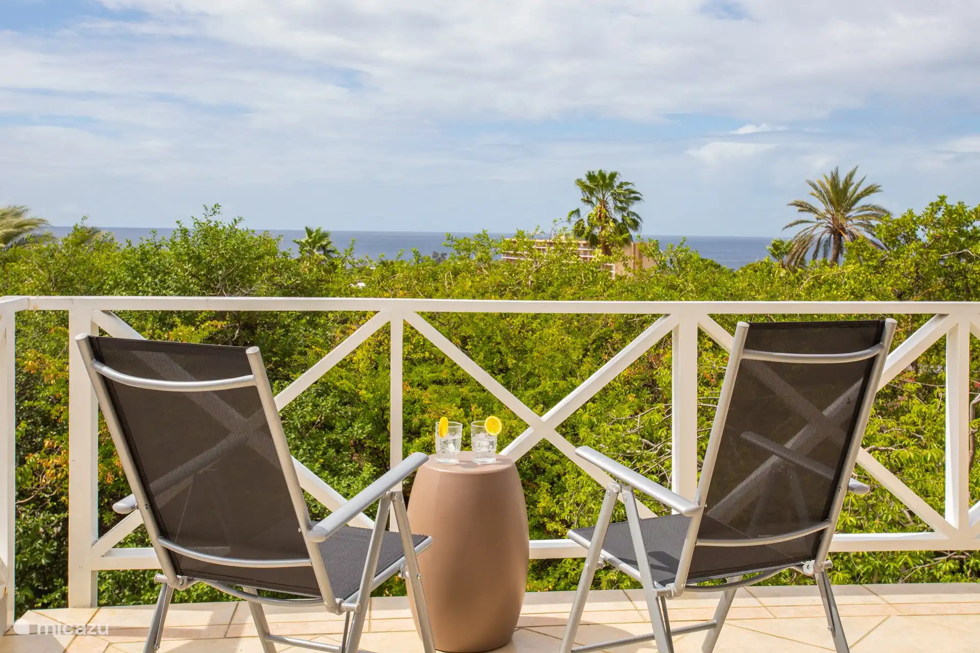 Privater Pool mit mehreren Sitzbereichen