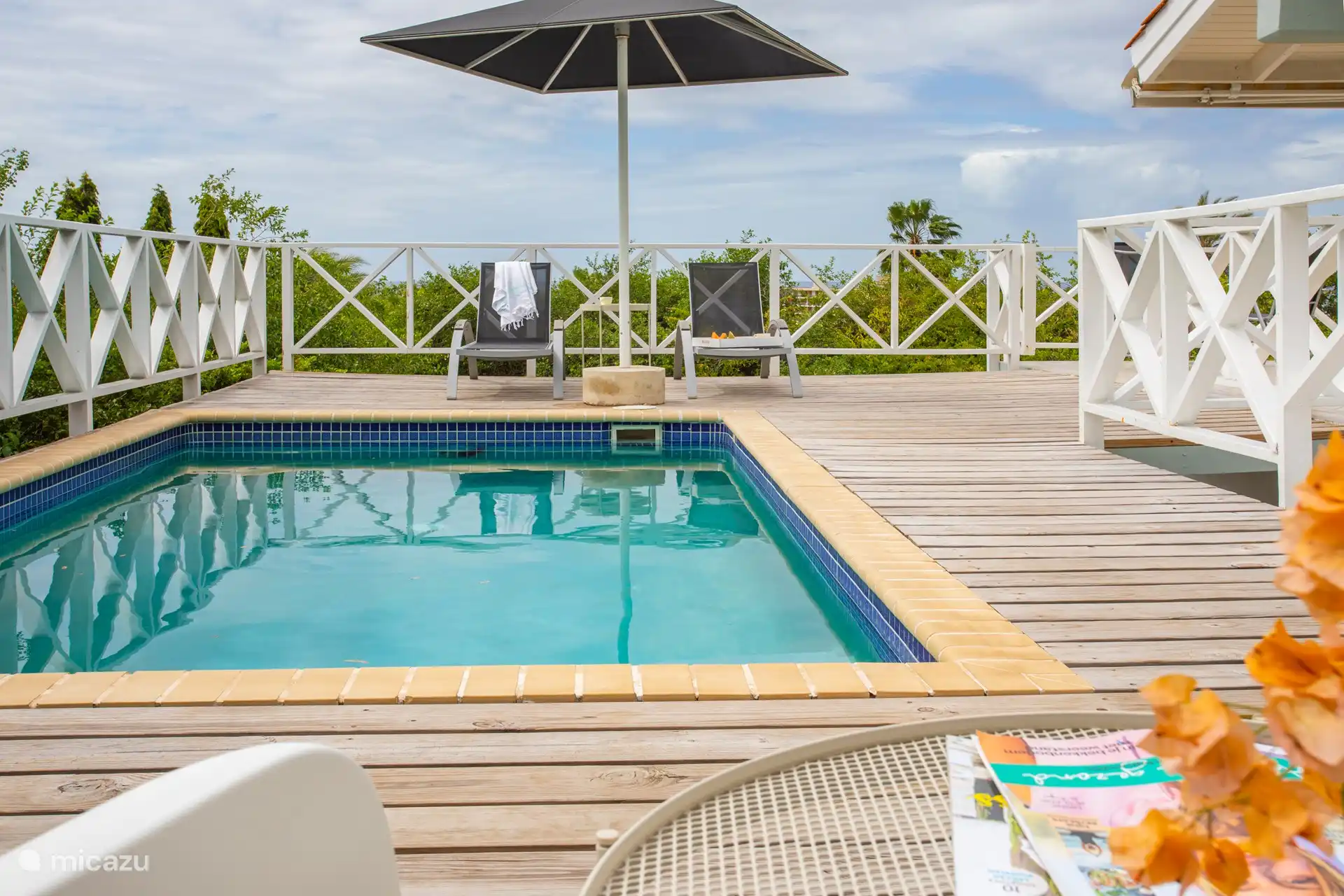 Privater Pool mit mehreren Sitzbereichen