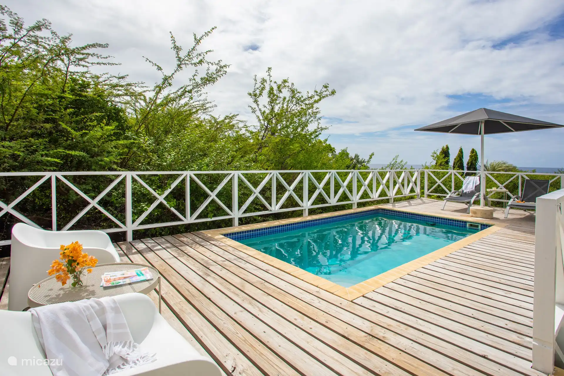 Privater Pool mit mehreren Sitzbereichen