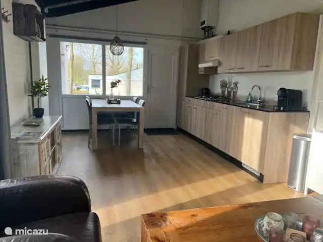 Holandés en Países Bajos, Limburgo, Simpelveld - bungaló mesa de comedor