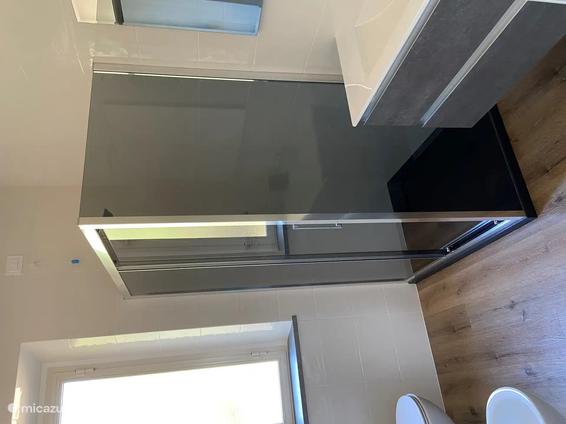 El baño principal tiene una gran ducha a ras de suelo.