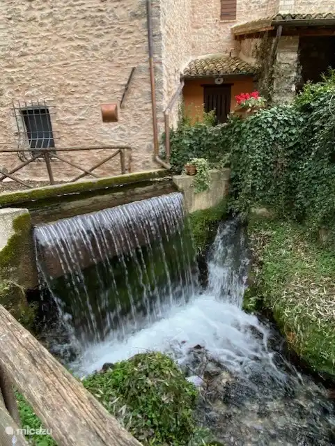 Rasiglia: llamada la Venecia de Umbría por los diversos arroyos que atraviesan la ciudad.