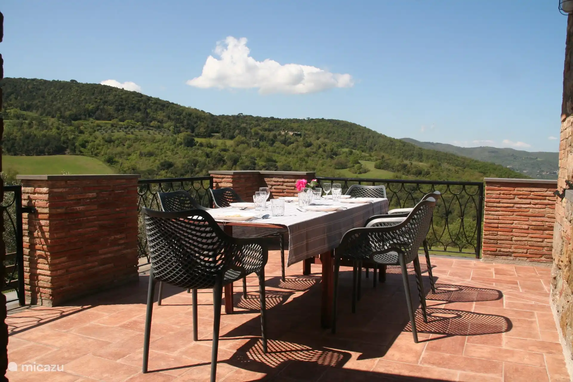 Desde su terraza privada tiene hermosas vistas sobre el valle y los bosques. Lugar ideal para tu desayuno, almuerzo y/o cena.