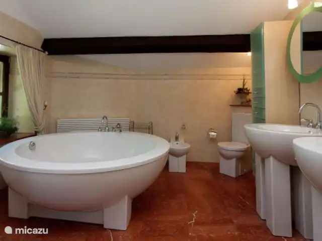 La Forêt | Belgique, Ardennes, Stoumont - villa Salle de bain avec baignoire ronde, cabine hammam/douche, toilettes, bidet et double vasque