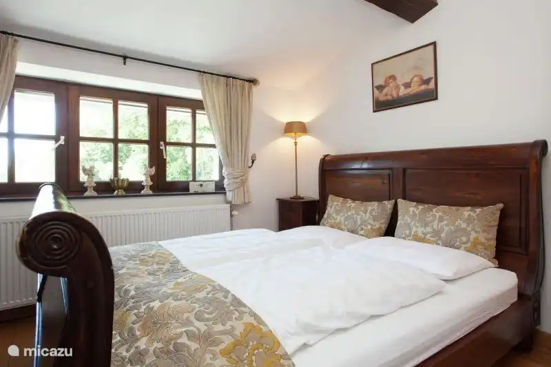 Doppeltes Badezimmer mit TV