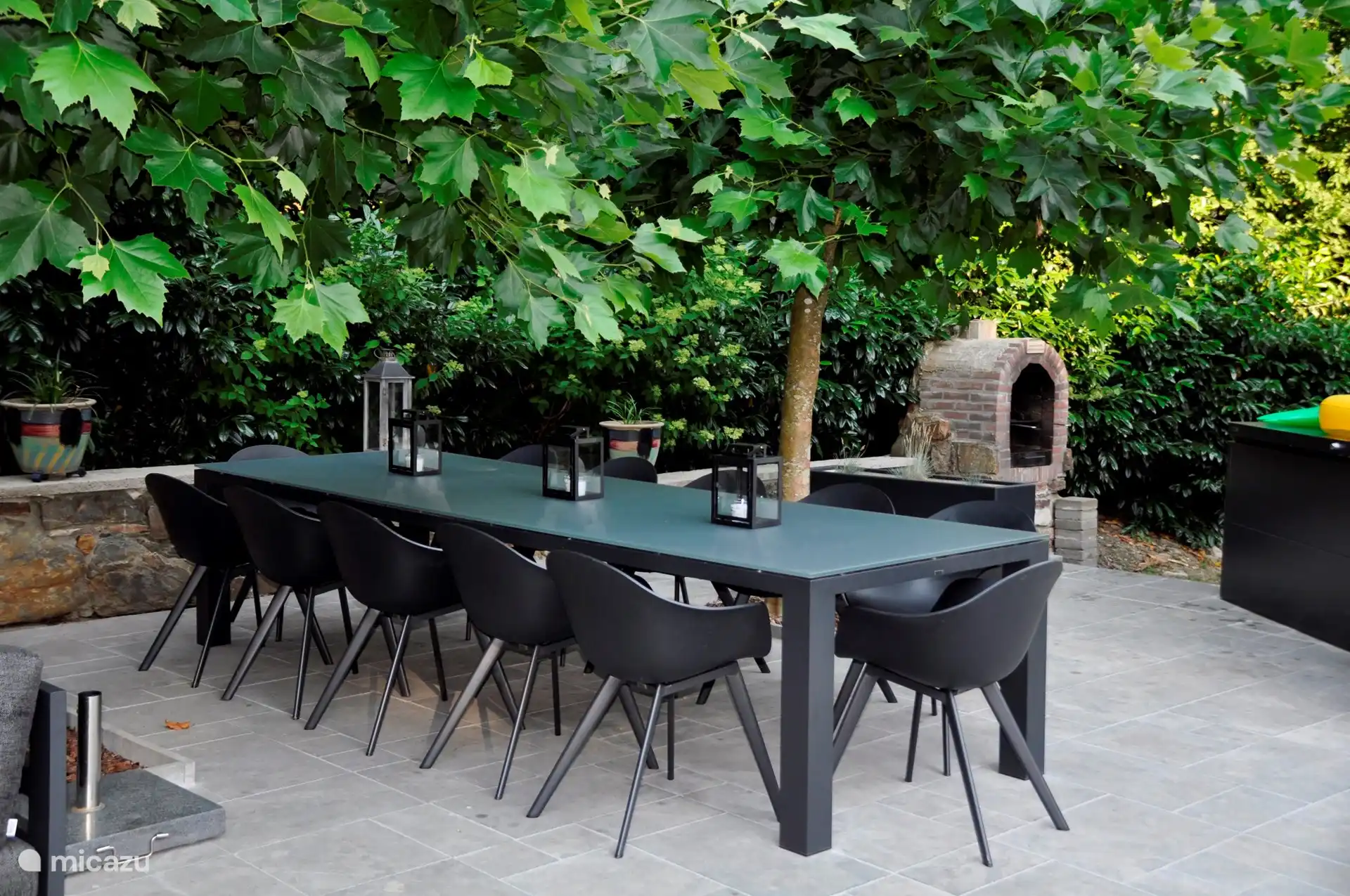 Esstisch unter den Platanen im Garten, neben dem Swimmingpool