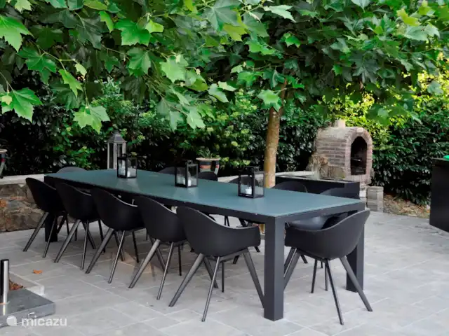 La Forêt | Belgique, Ardennes, Stoumont - villa Table à manger sous les platanes du jardin, au bord de la piscine
