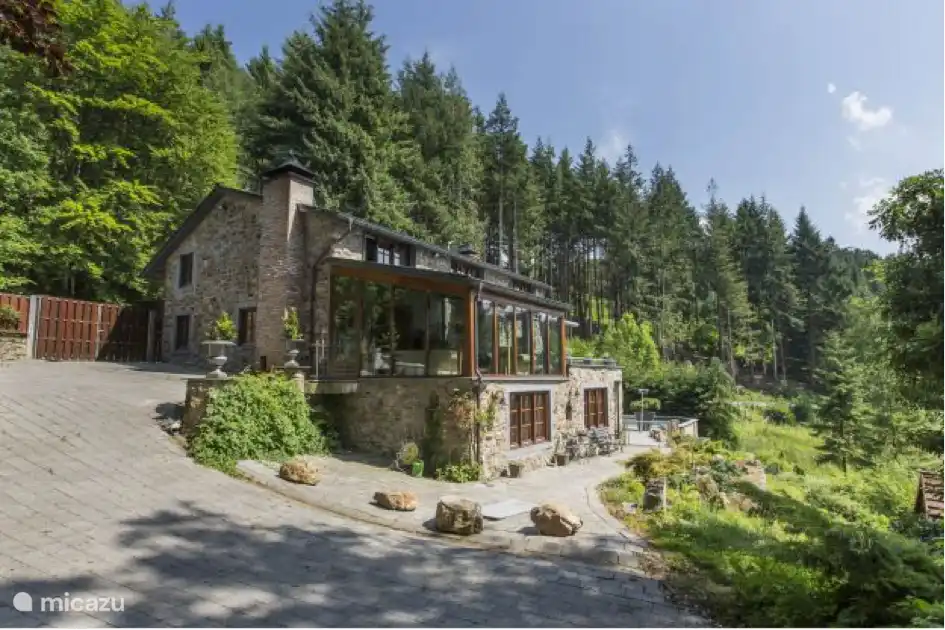 Rückseite des Hauses, das terrassenförmig gebaut ist