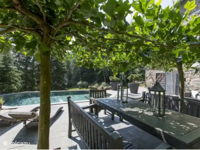 La Forêt | Belgique, Ardennes, Stoumont - villa Table à manger au bord de la piscine. La table à manger en bois a désormais été remplacée par une longue table à manger avec pieds en acier
