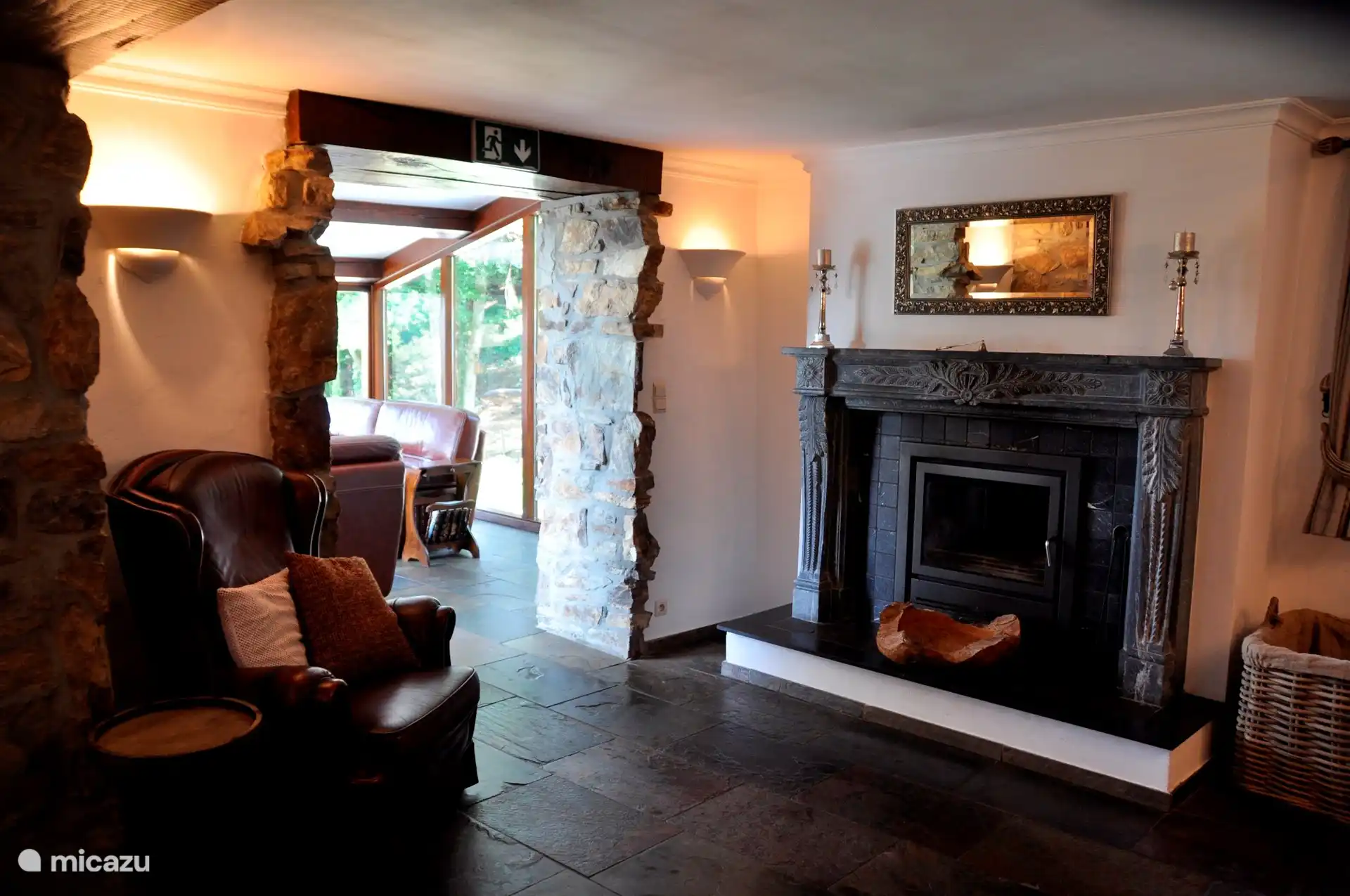 Kamin mit gemütlicher Sitzecke