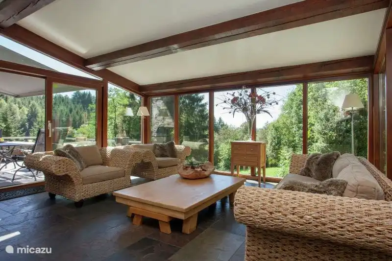 Wintergarten mit gemütlicher Sitzecke