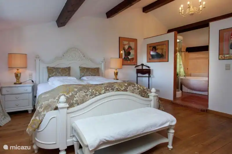 geräumiges Hauptschlafzimmer mit eigenem Bad