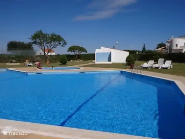 appartement huren in Portugal, Algarve, Porches – Holiday Apartment Senhora da Rocha Gemeenschappelijk zwembad met apart kinderbadje. Omringd door mooie ruime tuin en grasveld. Volledig omheind en afgesloten.