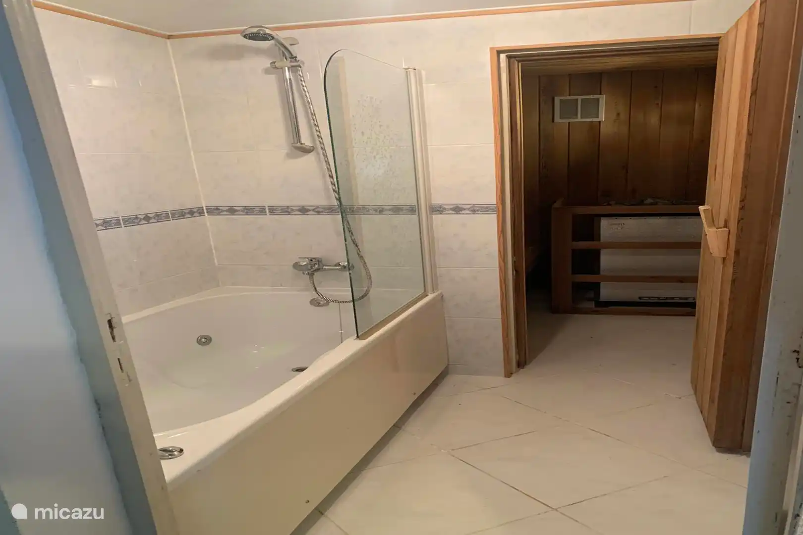 Badkamer met aansluitend de sauna